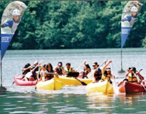 exemple-mise-en-situation-drapeau-flottant-riviere-lac
